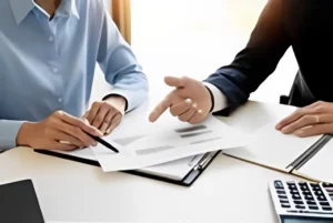 Conseiller funéraire présentant un document et expliquant un devis à un client à son bureau