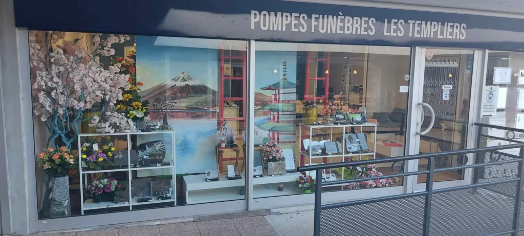 Vitrine décorée sur le thème du Japon de l'agence Pompes Funèbres Les Templiers avec le Mont Fuji.