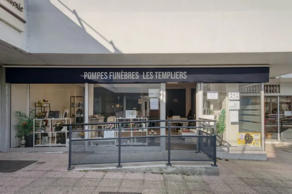 Devanture extérieure de l'agence de pompes funèbres Les Templiers