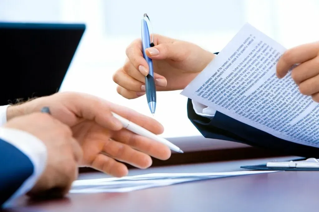Signature des démarches administratives et documents de contrat d'obsèques.