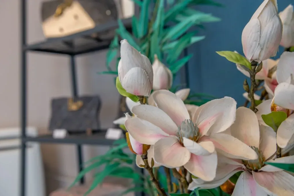 Gros plan sur des fleurs artificielles blanches et roses en magasin