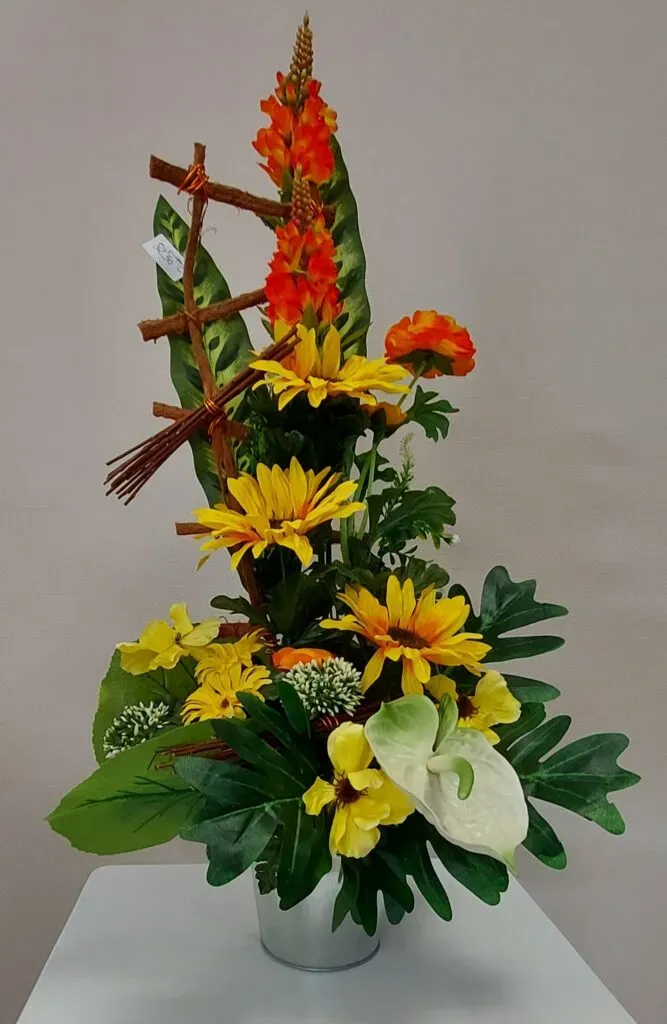 Composition funéraire d'été avec tournesols et glaïeul.