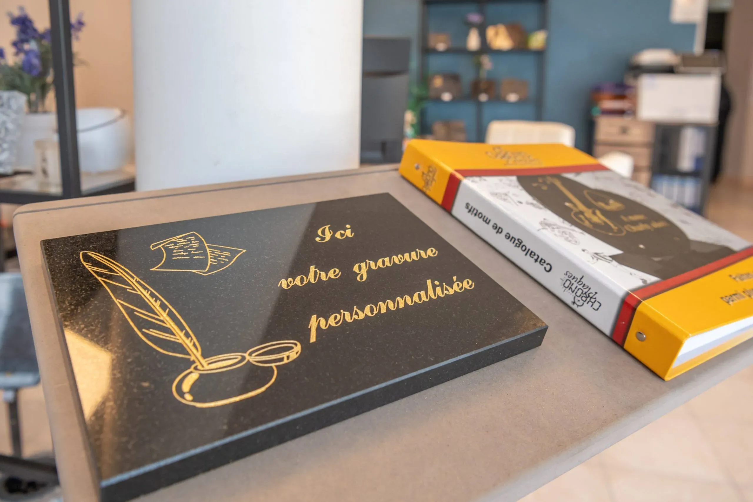 Plaque funéraire en granit noir avec une gravure personnalisée dorée