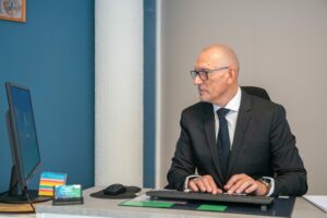 employe au bureau funeraire