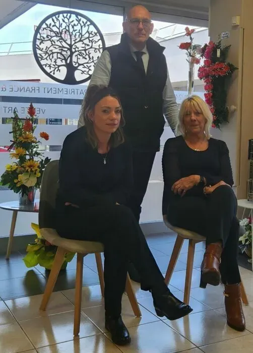 Portrait des trois membres de l'équipe de l'agence de pompes funèbres dans leur local