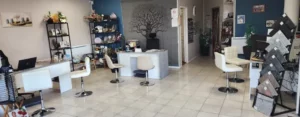 Vue d'ensemble de l'intérieur de l'agence de pompes funèbres avec bureaux et présentoirs de granit