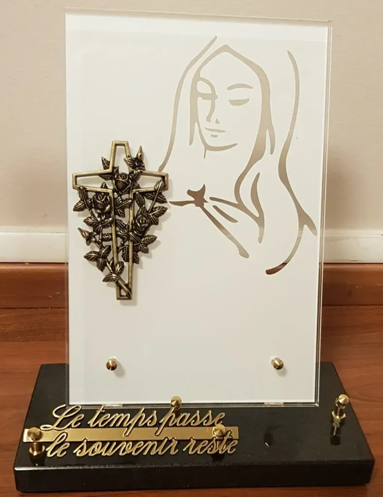 Plaque funéraire Vierge Marie et croix avec roses en bronze.