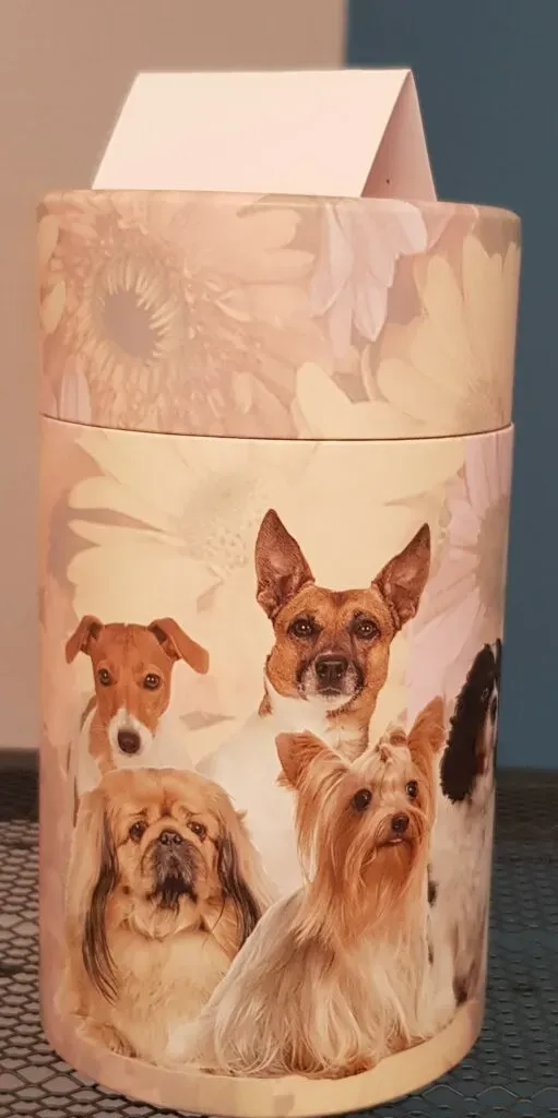 Urne funéraire pour chien illustrée de petits chiens.